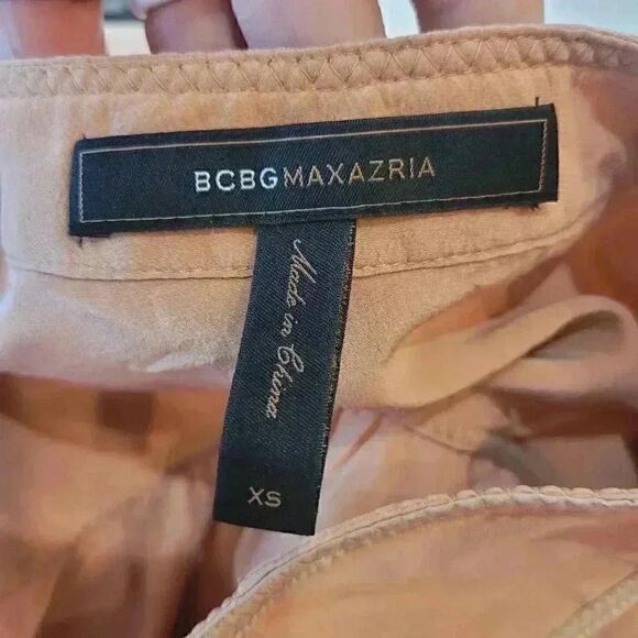 BCBGMAXAZRIA Women's Cantaloupe Silk Roll Tab Sleeves Top - Picture 8 of 9